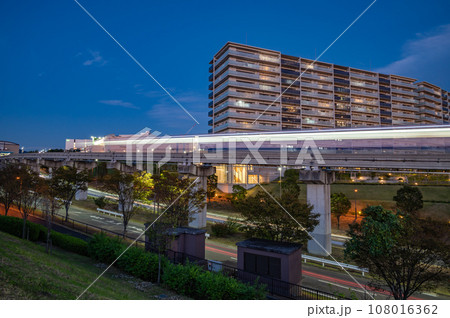 大阪モノレール彩都線夕景 大阪モノレール彩都線夕景 108016362