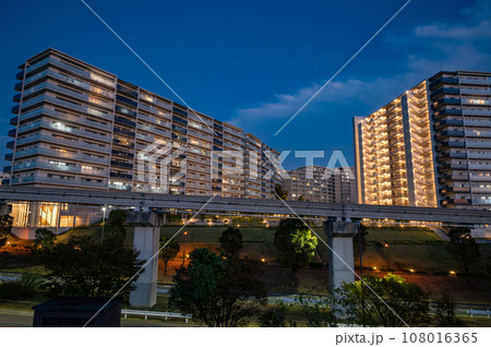大阪モノレール彩都線夕景 大阪モノレール彩都線夕景 108016365