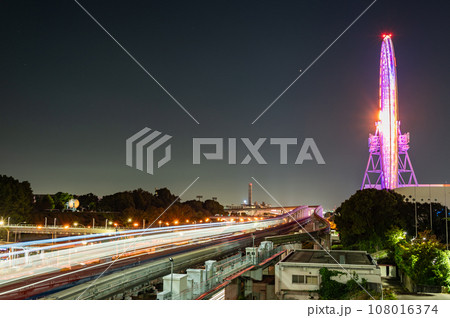 夜空に輝く観覧車と大阪モノレールの軌道 夜空に輝く観覧車と大阪モノレールの軌道 108016374
