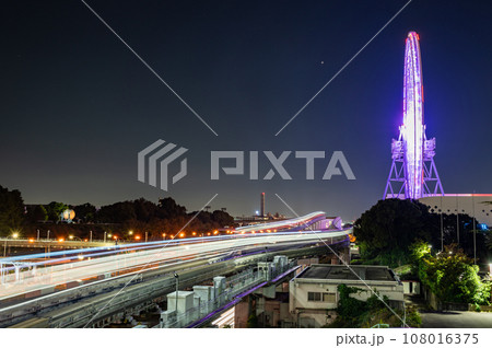 夜空に輝く観覧車と大阪モノレールの軌道 108016375