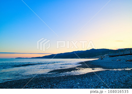 小田原 御幸の浜のトワイライトタイムの風景 小田原 御幸の浜のトワイライトタイムの風景 108016535