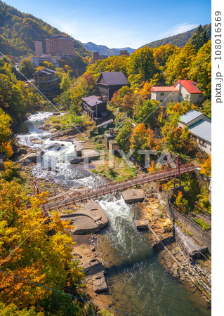 定山渓の紅葉 108016569