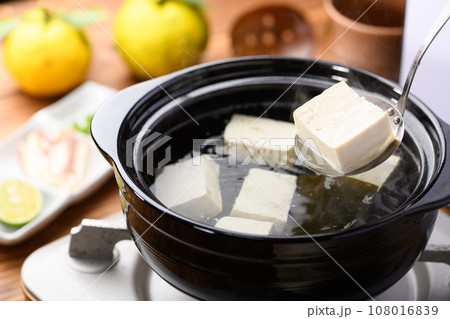 土鍋で作る家庭料理 シンプルな湯豆腐 和食といえば豆腐（ 日本食 鍋物 ）柚子を添えて 108016839