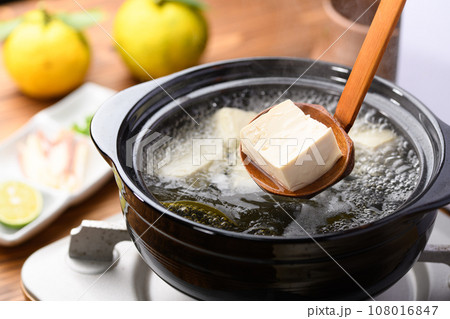 土鍋で作る家庭料理 シンプルな湯豆腐 和食といえば豆腐( 日本食 鍋物 )柚子を添えて 土鍋で作る家庭料理 シンプルな湯豆腐 和食といえば豆腐( 日本食 鍋物 )柚子を添えて 108016847