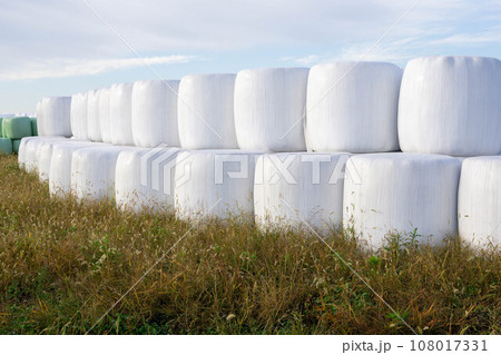 積み上げられたロールベールラップサイロ 108017331