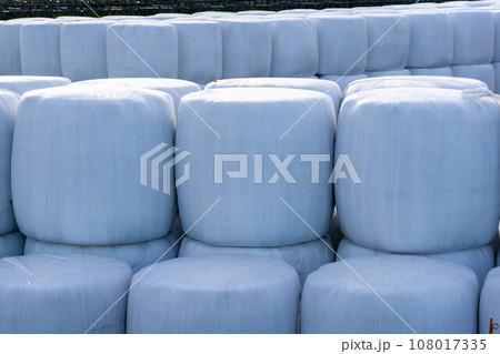 積み上げられたロールベールラップサイロ 積み上げられたロールベールラップサイロ 108017335