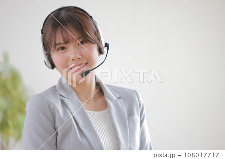 若いオペレーター女性3 108017717