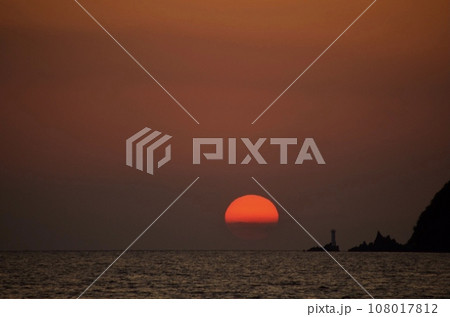 秋の海の水平線に沈みかけた夕日7 秋の海の水平線に沈みかけた夕日7 108017812