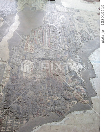 聖ジョージ教会の床面はモザイク地図 ヨルダンにて 聖ジョージ教会の床面はモザイク地図 ヨルダンにて 108019519