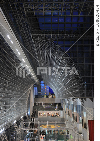 京都駅の夜景 108020454