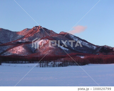 日高山脈に朝光鮮やかにピンク色に染めた5 日高山脈に朝光鮮やかにピンク色に染めた5 108020799