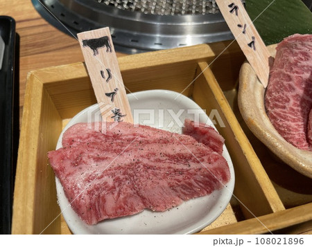 黒毛和牛リブ巻きの炭火焼肉 ロースターで焼く霜降り肉 108021896