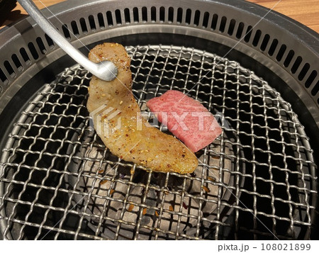 黒毛和牛カルビとイチボの炭火焼肉 二種盛り合わせ 黒毛和牛カルビとイチボの炭火焼肉 二種盛り合わせ 108021899