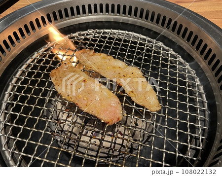 黒毛和牛カルビの炭火焼肉 霜降り和牛の定番カルビ 黒毛和牛カルビの炭火焼肉 霜降り和牛の定番カルビ 108022132