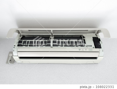 前面パネルを開けたエアコン 108022331
