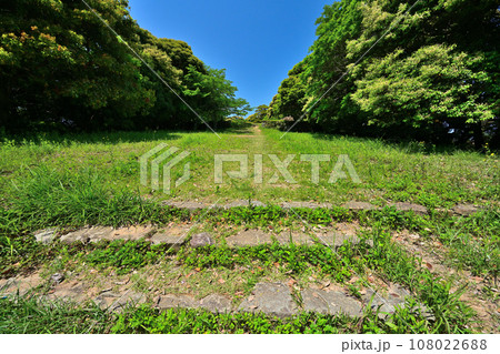 鳥取県米子市　伯耆「米子城」石垣と大山を望む曲輪 108022688