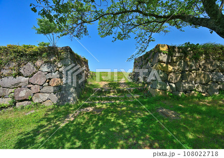 鳥取県米子市 伯耆「米子城」石垣と大山を望む曲輪 鳥取県米子市 伯耆「米子城」石垣と大山を望む曲輪 108022718