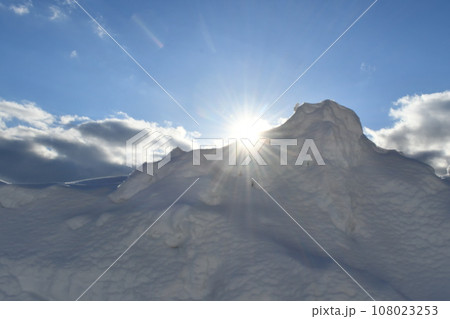 雪山から除く太陽が眩しい風景 108023253