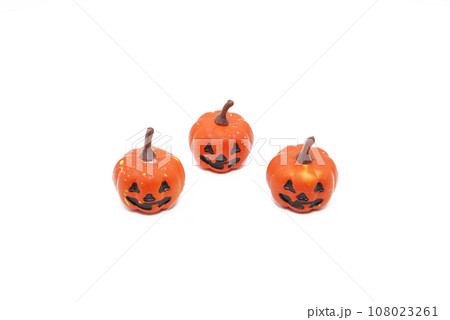 背景を白く飛ばしたハロウィンかぼちゃのお化け 108023261