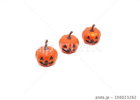 背景を白く飛ばしたハロウィンかぼちゃのお化け 108023262