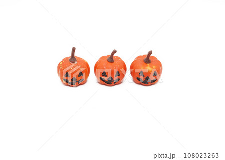 背景を白く飛ばしたハロウィンかぼちゃのお化け 背景を白く飛ばしたハロウィンかぼちゃのお化け 108023263