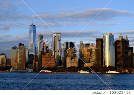 【ニューヨーク】夕日に照らされるマンハッタンの摩天楼 108023418