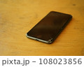 画面の割れたスマホ 108023856