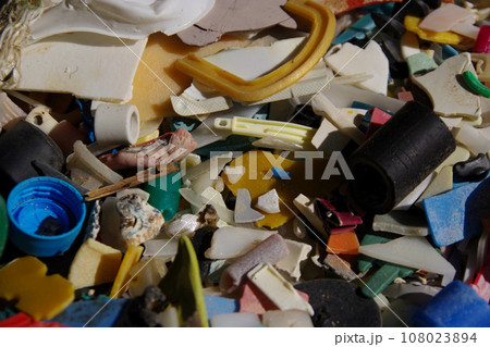 廃プラ 砂浜に打ち上げられたプラスチックゴミ マイクロプラスチック 環境破壊 環境問題 SDGs 廃プラ 砂浜に打ち上げられたプラスチックゴミ マイクロプラスチック 環境破壊 環境問題 SDGs 108023894
