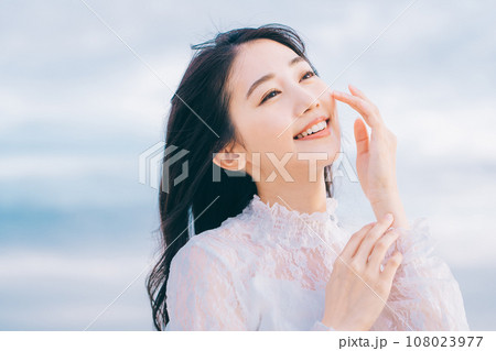 青空背景の若い女性のビューティーイメージ 108023977
