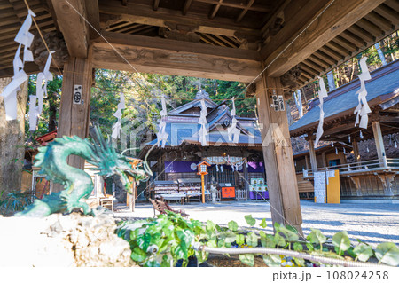 「山梨県」新屋山神社の手水舎　富士吉田市 108024258