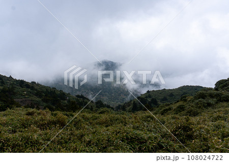 屋久島の黒味岳から宮之浦間の景色 108024722