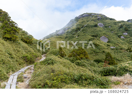 屋久島の黒味岳から宮之浦間の景色 屋久島の黒味岳から宮之浦間の景色 108024725