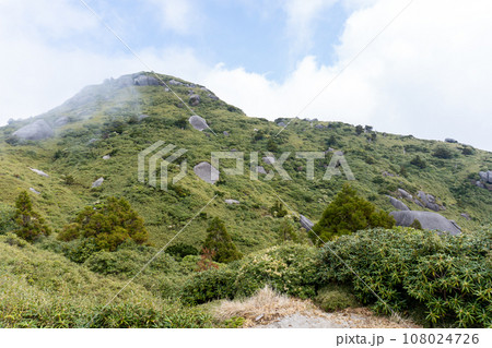 屋久島の黒味岳から宮之浦間の景色 108024726