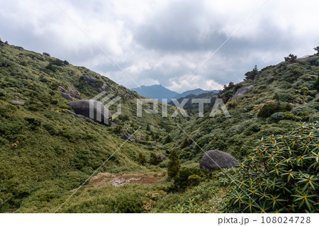 屋久島の黒味岳から宮之浦間の景色 108024728