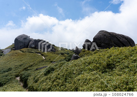 屋久島の黒味岳から宮之浦間の景色 屋久島の黒味岳から宮之浦間の景色 108024766