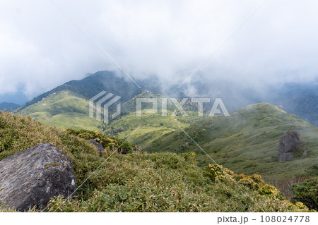 屋久島の宮之浦岳山頂からの景色 108024778