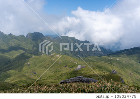 屋久島の宮之浦岳山頂からの景色 108024779