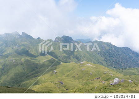 屋久島の宮之浦岳山頂からの景色 屋久島の宮之浦岳山頂からの景色 108024781