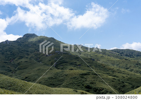 屋久島の宮之浦岳から永田岳の景色 108024800