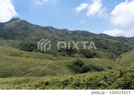 屋久島の宮之浦岳から永田岳の景色 108024815