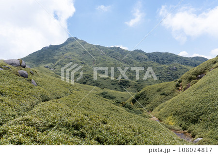 屋久島の宮之浦岳から永田岳の景色 108024817
