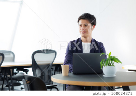 ビジネス　ミドル　男性 108024873