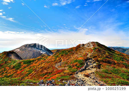 栃木県那須町 秋の紅葉に染まる那須連山 栃木県那須町 秋の紅葉に染まる那須連山 108025199