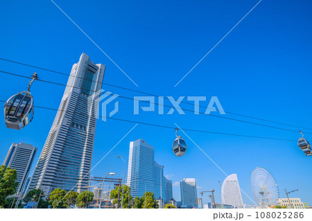 日本の横浜都市景観　桜木町駅前の横浜ランドマークタワーや横浜エアキャビンなどを望む 108025286