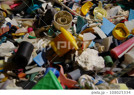 廃プラ　砂浜に打ち上げられたプラスチックゴミ　マイクロプラスチック　環境破壊　環境問題 SDGs 108025334