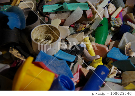 廃プラ　砂浜に打ち上げられたプラスチックゴミ　マイクロプラスチック　環境破壊　環境問題 SDGs 108025346