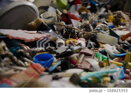 廃プラ　砂浜に打ち上げられたプラスチックゴミ　マイクロプラスチック　環境破壊　環境問題 SDGs 108025353