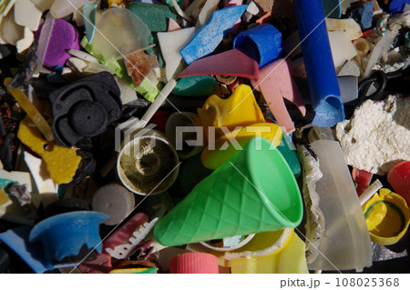 廃プラ　砂浜に打ち上げられたプラスチックゴミ　マイクロプラスチック　環境破壊　環境問題 SDGs 108025368
