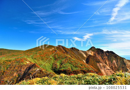 栃木県那須町　秋の紅葉に染まる朝日岳 108025531