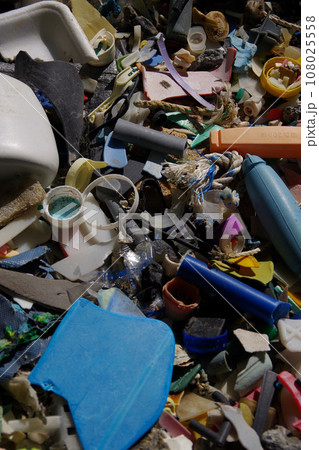 廃プラ 砂浜に打ち上げられたプラスチックゴミ マイクロプラスチック 環境破壊 環境問題 SDGs 廃プラ 砂浜に打ち上げられたプラスチックゴミ マイクロプラスチック 環境破壊 環境問題 SDGs 108025558